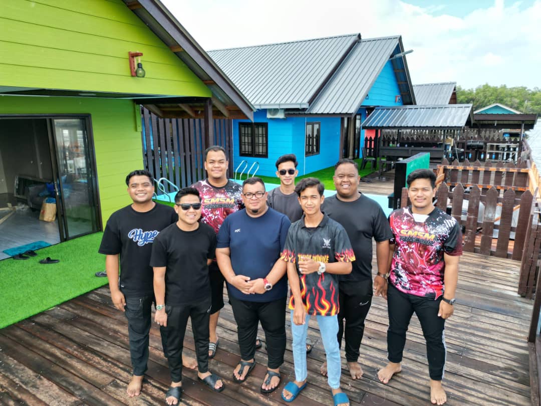 Kolam renang rumah rakit