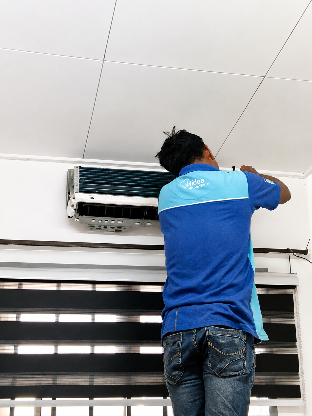 [Gambar pembaikan dan repair aircond oleh juruteknik AirBoss]
