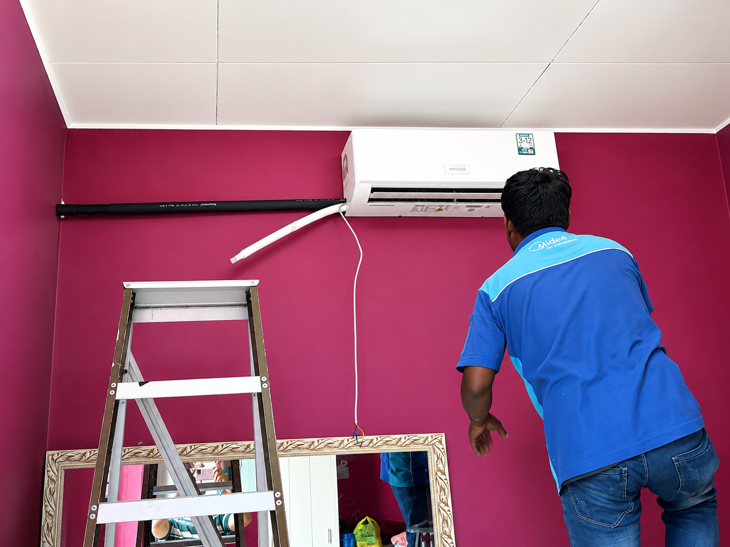 [Gambar pemasangan aircond rumah oleh juruteknik AirBoss]