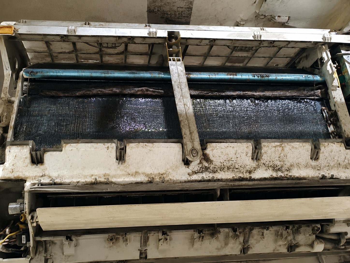 [Gambar aircond berhabuk sebelum chemical cleaning oleh juruteknik AirBoss]