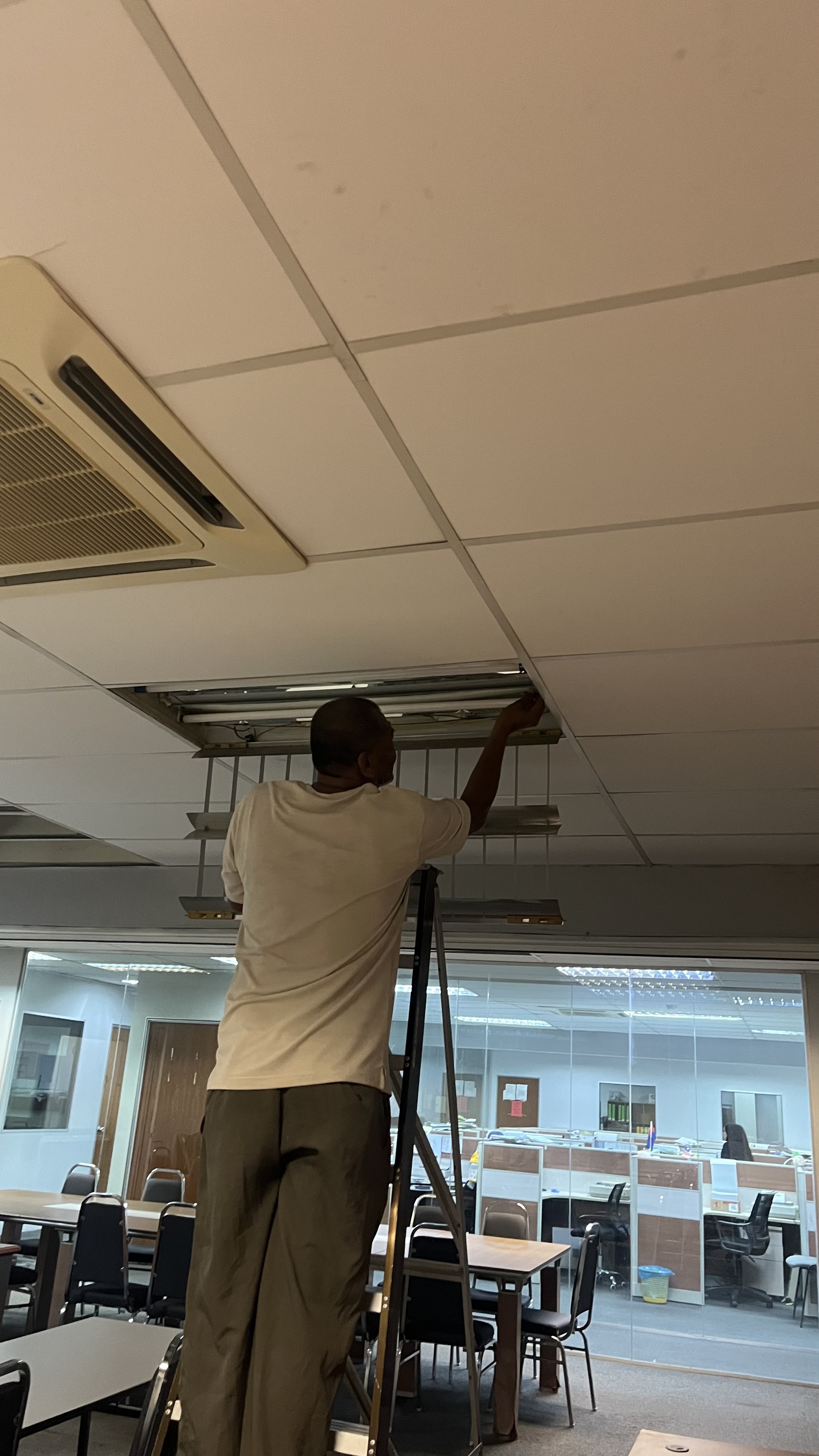 [Pemasangan lampu dan wiring komersial]
