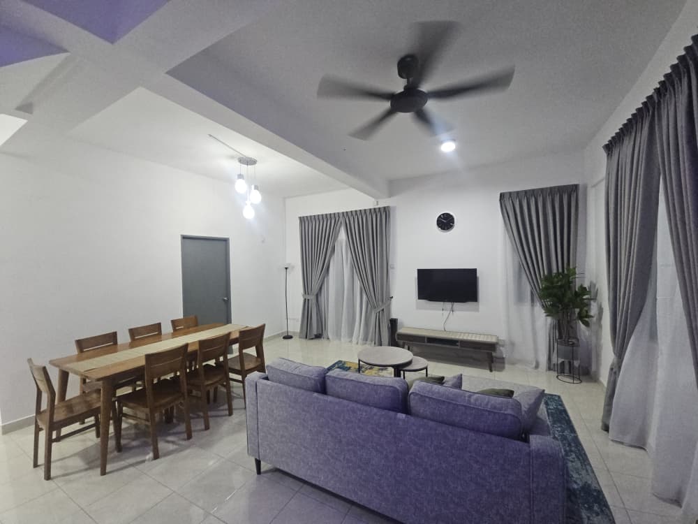 Ruang tamu dan ruang makan Homestay SA