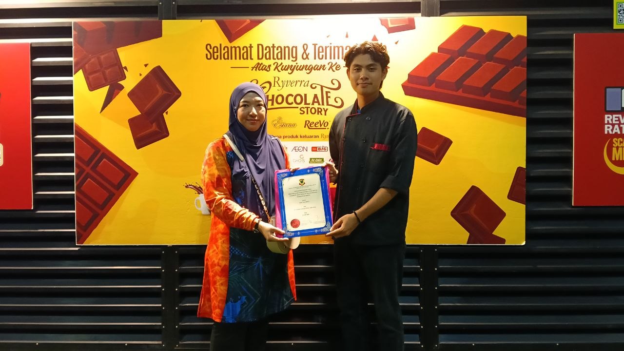 Menuang Coklat