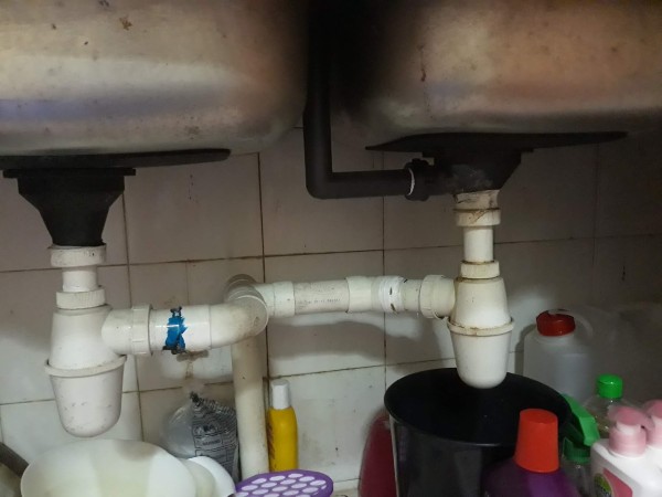 Kerja paip lantai bilik air