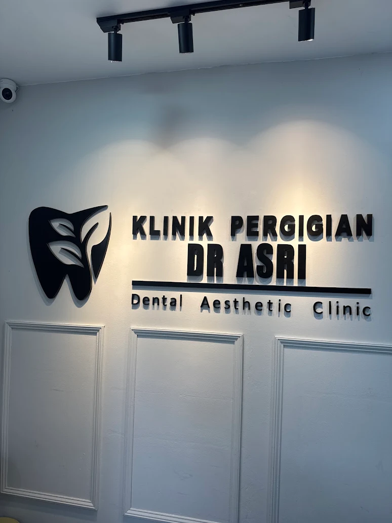 Logo dinding Klinik Pergigian Dr Asri