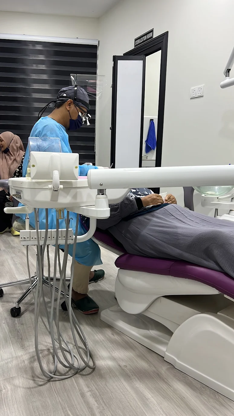 Doktor sedang merawat pesakit di Klinik Pergigian Dr Asri Kuala Terengganu