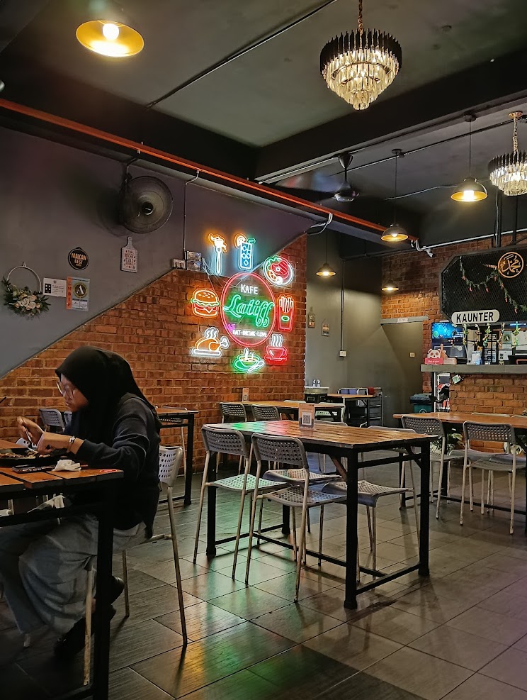 Suasana Kafe Latiff
